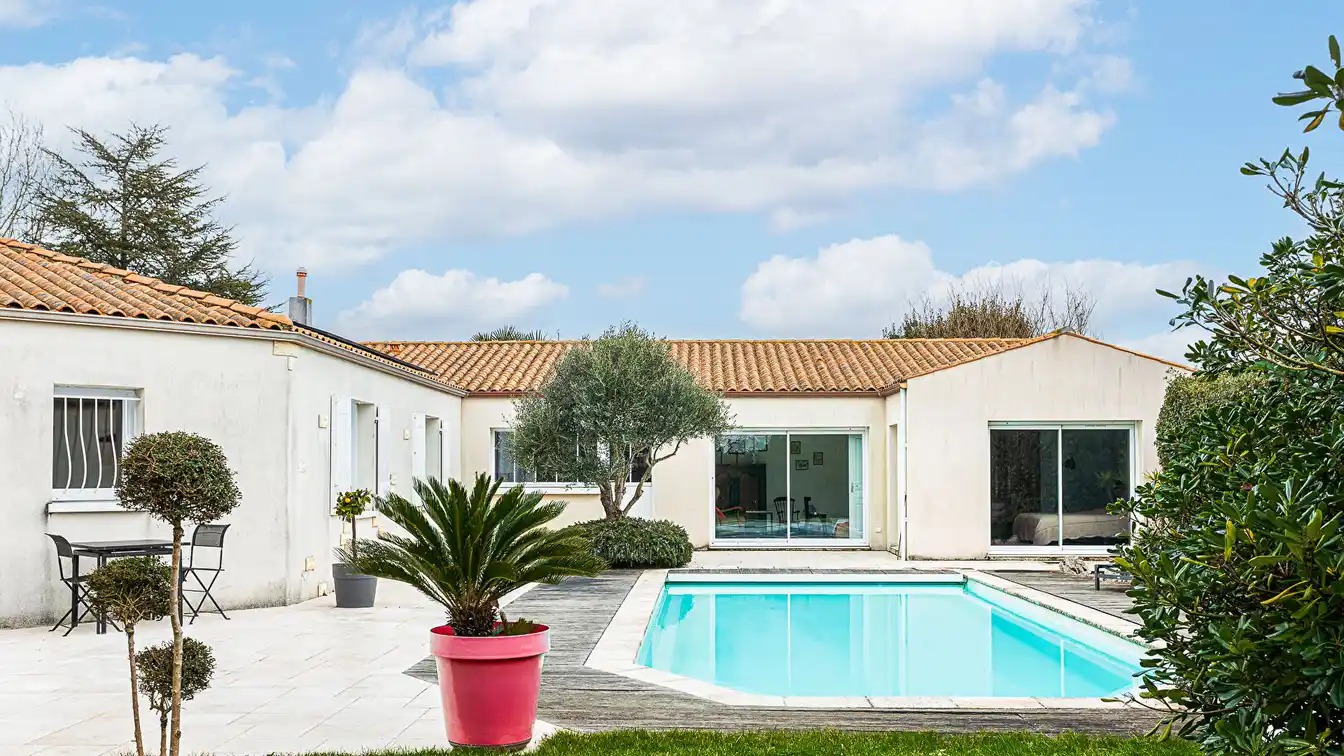 Peaceful Property with Pool