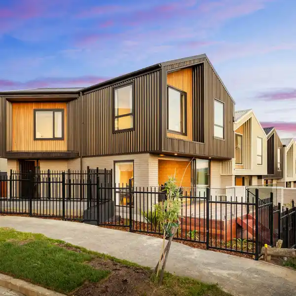 LEUSCHKE-DESIGNED HOME BY THE WATERFRONT