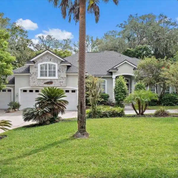 CUSTOM HOME ON AN ESTATE-SIZED LOT