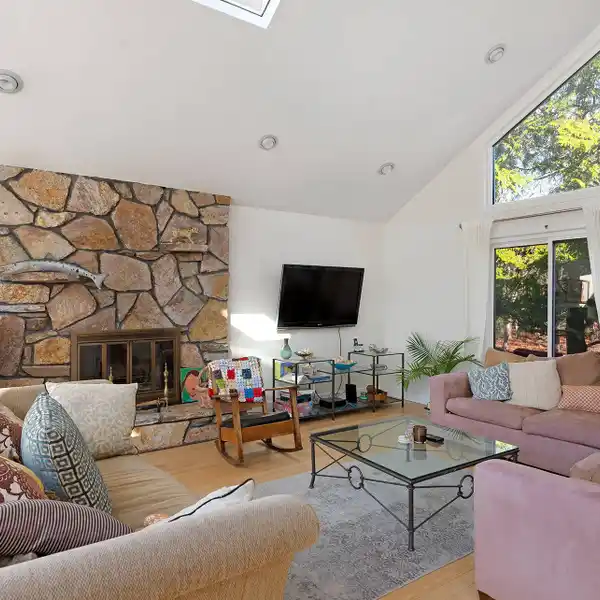 STRIKING CONTEMPORARY RENTAL IN A PRIVATE SETTING