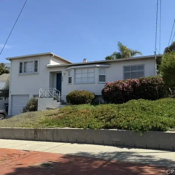 CHARMING HOME IN A PRIME BEACHSIDE LOCATION