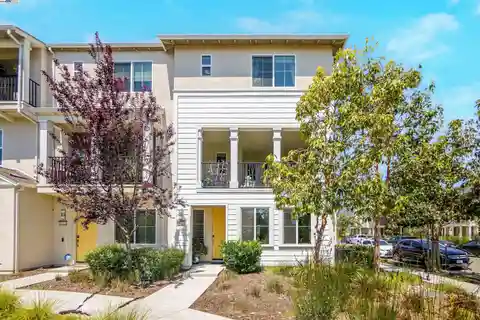 Townhouse-style Condo in Desirable Bayshores
