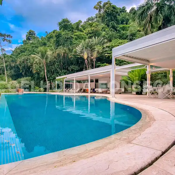 FANTASTIC COMPOUND FACING THE SEA