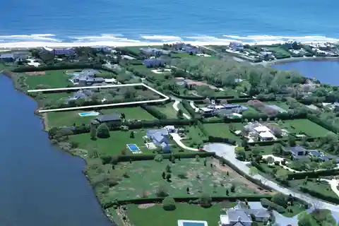 Elegant Southampton Residence with Beautifully Decorated Features