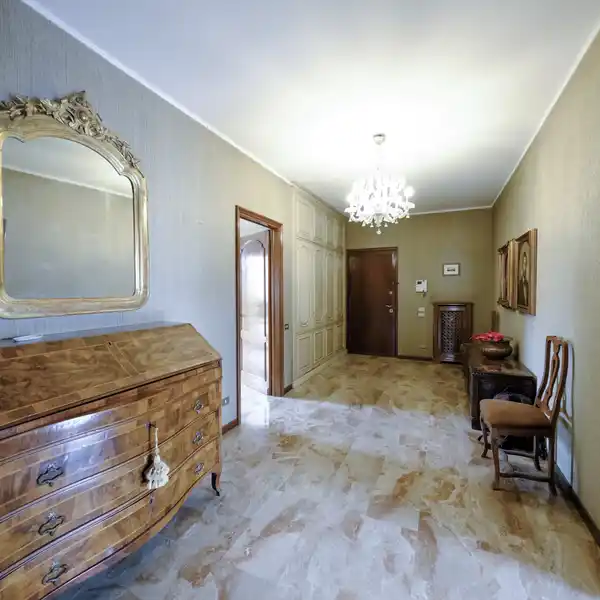 ELEGANT APARTMENT IN BORGO TRENTO AREA WITH DOUBLE GARAGE