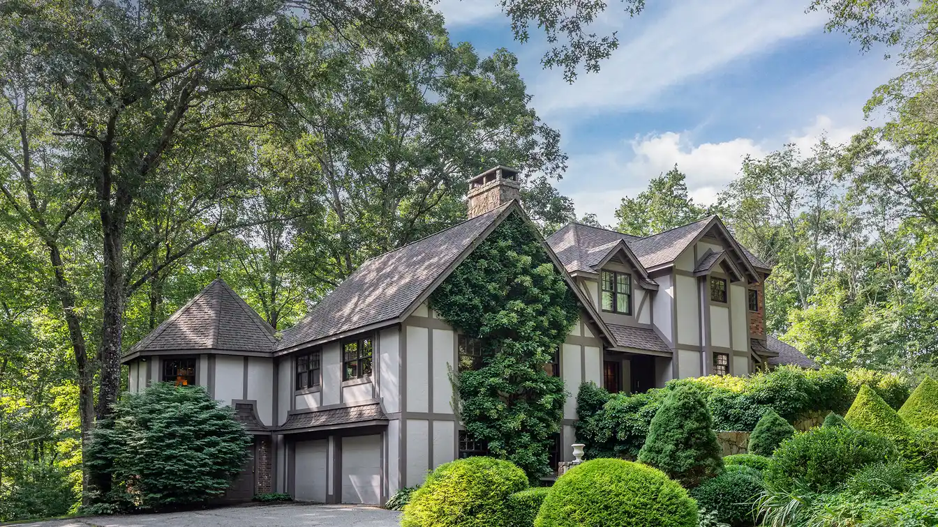 Beautiful Stone House in Roxbury
