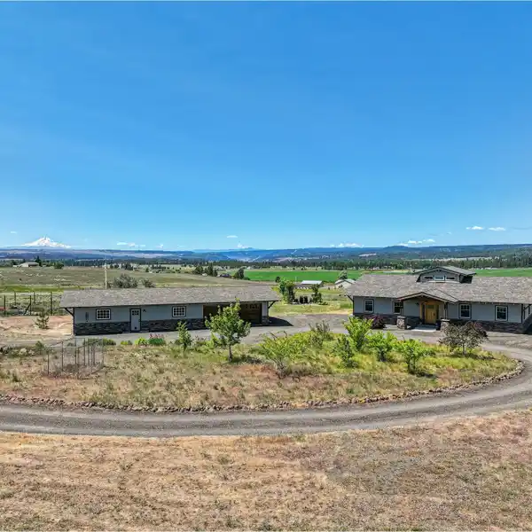 CUSTOM-BUILT PRAIRIE-STYLE ESTATE ON 40 ACRES