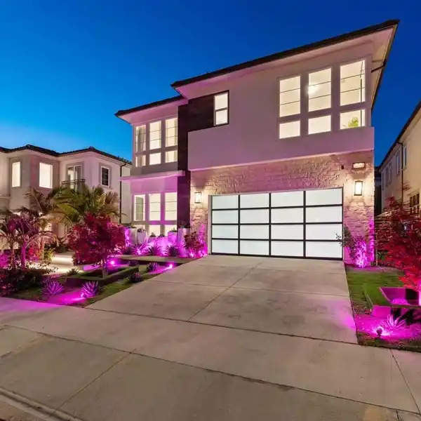 GORGEOUS RESIDENCE FULL OF CUSTOM UPGRADES