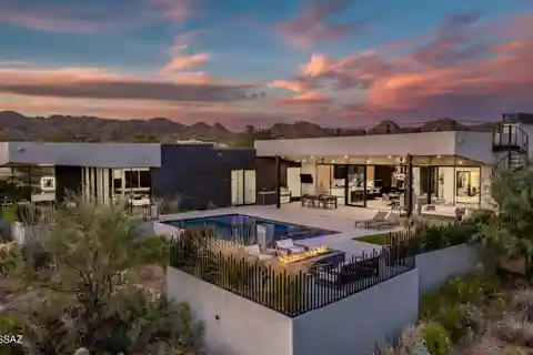 Integrated Technology in Modern Desert Retreat