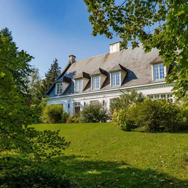 SPACIOUS VILLA ON MAGNIFICENT PROPERTY