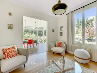 Spacious Property with Garage and Studio