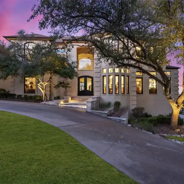 EXCEPTIONAL HOME IN ROB ROY