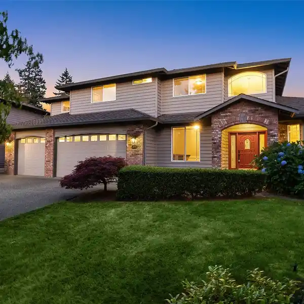 SPACIOUS LIGHT-FILLED HOME IN THE APPLE TREE COMMUNITY