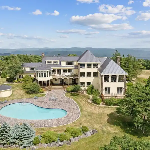 STUNNING 27-PLUS-ACRE ESTATE