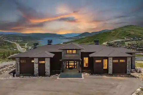 An Effortless Blend of Form and Function in Deer Vista