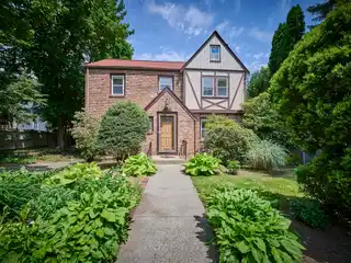 Sun-filled Home Blending Style and Functionality
