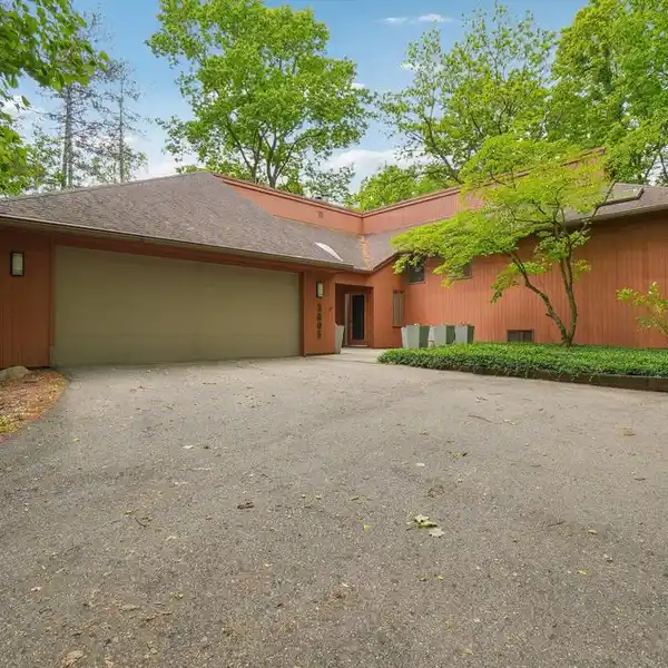 NATURE-CONNECTED HOME WITH STUNNING PRIVATE VIEWS