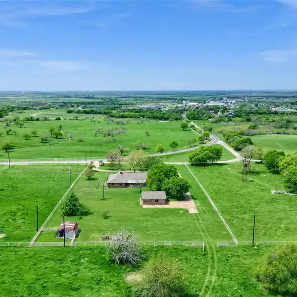 UNIQUE PROPERTY WITH LONG-RANGE VIEWS