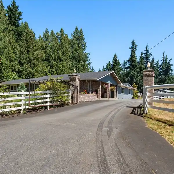 EXCEPTIONAL 10-ACRE EQUESTRIAN ESTATE