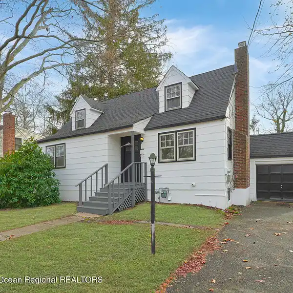 CHARMING CAPE COD HOME IN OAKHURST