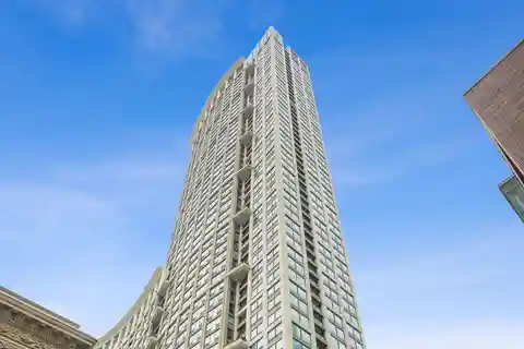 Elegant Residence on the 41st Floor of the Heritage