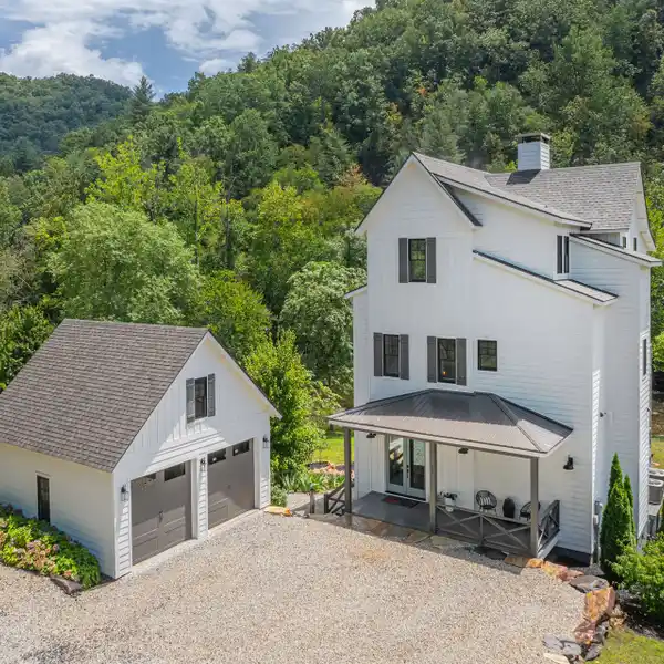 LUXURIOUS MODERN FARM HOME ABOVE THE TUCKASEGEE RIVER