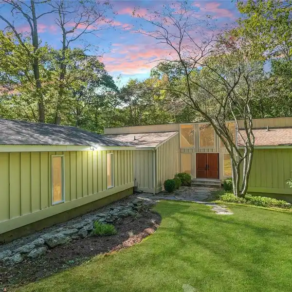 SOPHISTICATED LIVING WITH NATURAL TRANQUILITY