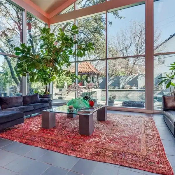 ESTATE WITH OPENNESS AND ARCHITECTURAL DRAMA