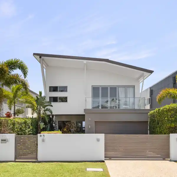 CONTEMPORARY SOPHISTICATION WITH SEAMLESS FAMILY FLOW