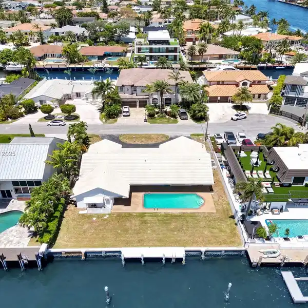RARE FIND IN CORAL RIDGE COUNTRY CLUB
