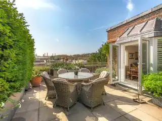 Superb Sub-Penthouse Apartment with Huge Terrace