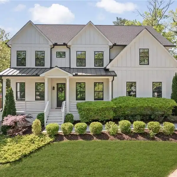 BRIGHT AND AIRY NEWER CONSTRUCTION IN BROOKHAVEN