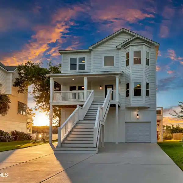 HIDDEN GEM IN PELICAN POINT