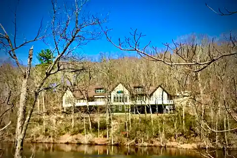 Contemporary Elegance Surrounded by Nature’s Beauty