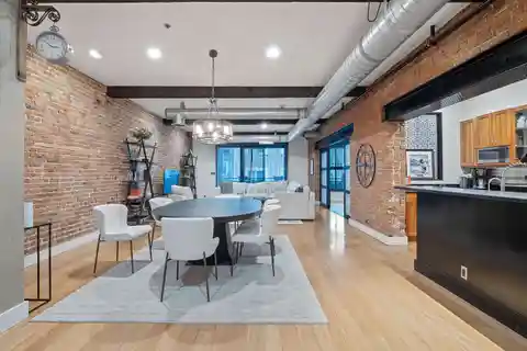 Oversized Industrial-chic 1-bedroom Loft