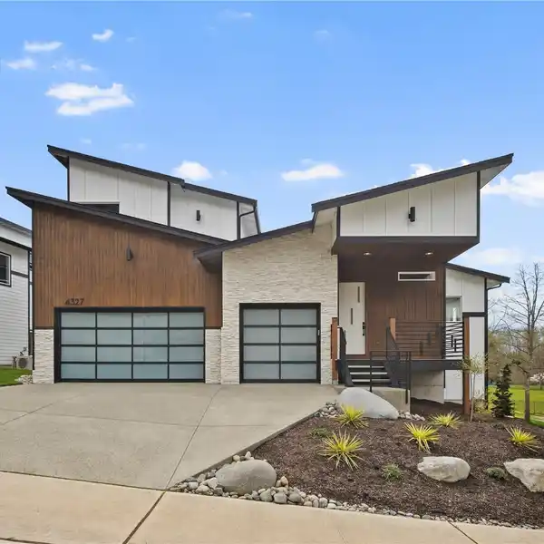 NEW MODERN HOME OFF THE RIVERS EDGE