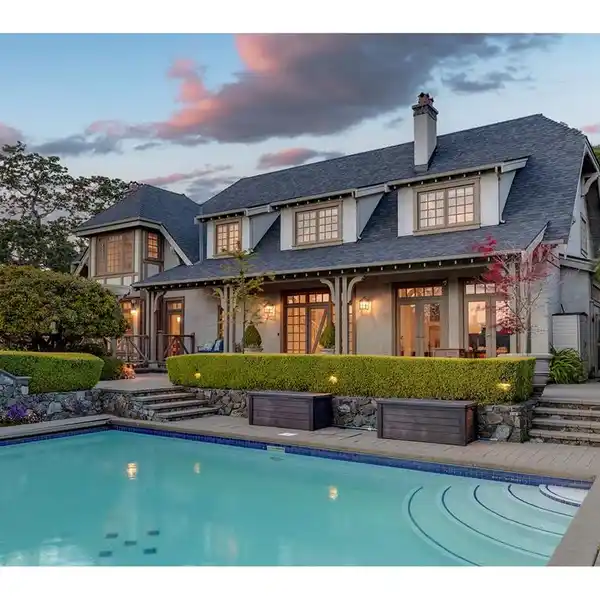 CAPTIVATING CUSTOM RESIDENCE IN TEN MILE POINT