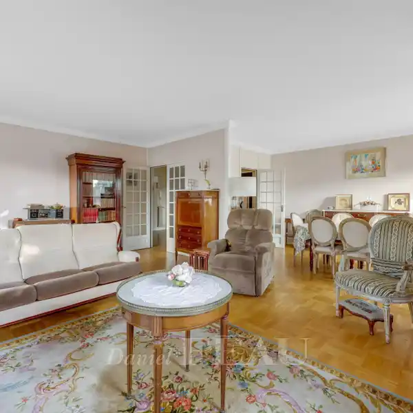 BRIGHT AND QUIET APARTMENT READY TO REFRESH