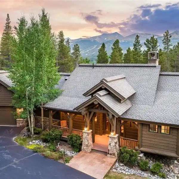 LUXURY MOUNTAIN LIVING MEETS NATURAL BEAUTY