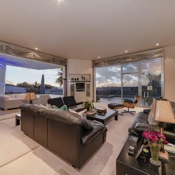 BESPOKE RESIDENCE HIGH UP ON THE HILLS OF HOUGHTON ESTATE