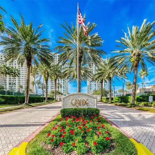 BEAUTIFUL CORNER RESIDENCE IN A PRESTIGIOUS BEACHFRONT DEVELOPMENT