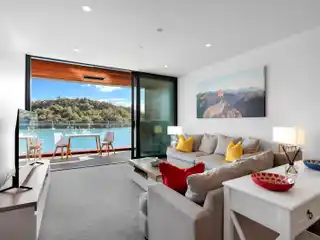 Spacious and Unique Catalina Bay Apartment