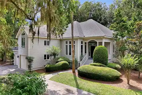 Beautiful Home a Short Distance from the White Sand Beaches