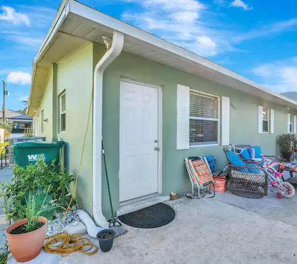 PRIME NAPLES PARK DUPLEX STEPS FROM VANDERBILT BEACH