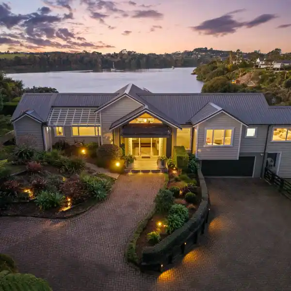 EXTRAORDINARY WATERFRONT ESTATE