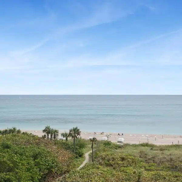 BRIGHT OCEANFRONT CONDO