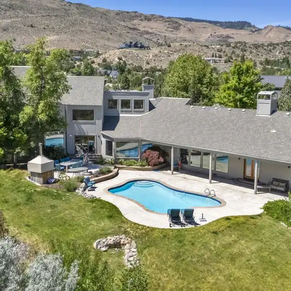 ELEGANT HILLSIDE RETREAT