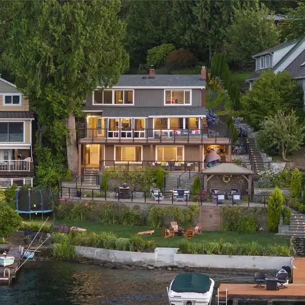 BREEZY LAKESIDE HAVEN