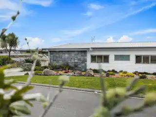 Elegant Waimauku Retreat with Panoramic Views