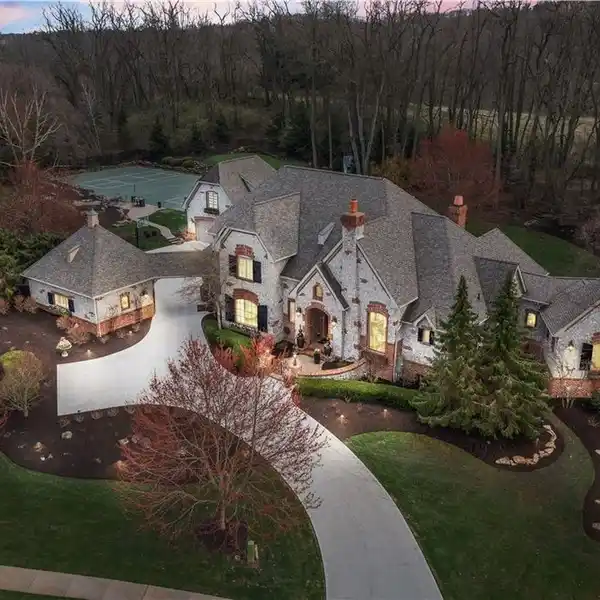 OVER 9,000 SQ FT OF REFINED LIVING